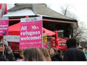 Pro-migration demonstration interrupted by far-right group in UK