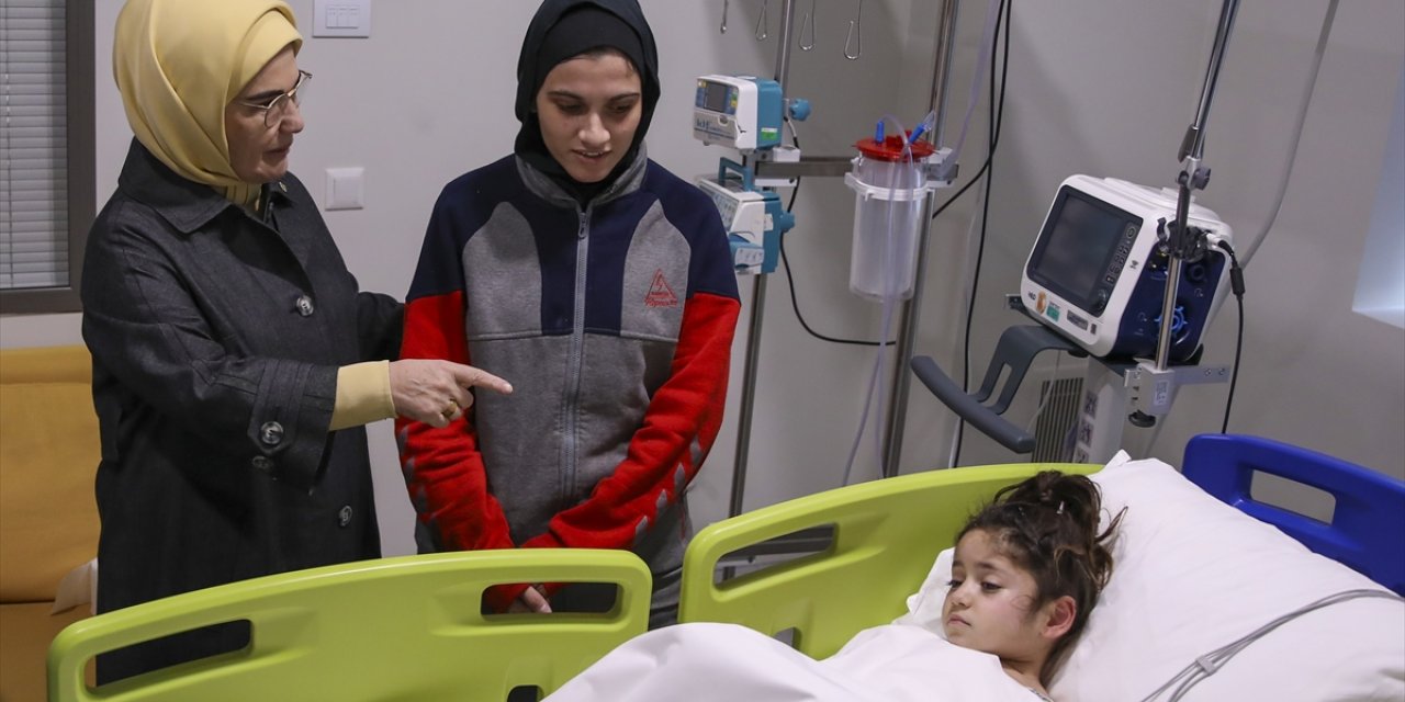 Turkish first lady visits pediatric patients transferred from Gaza