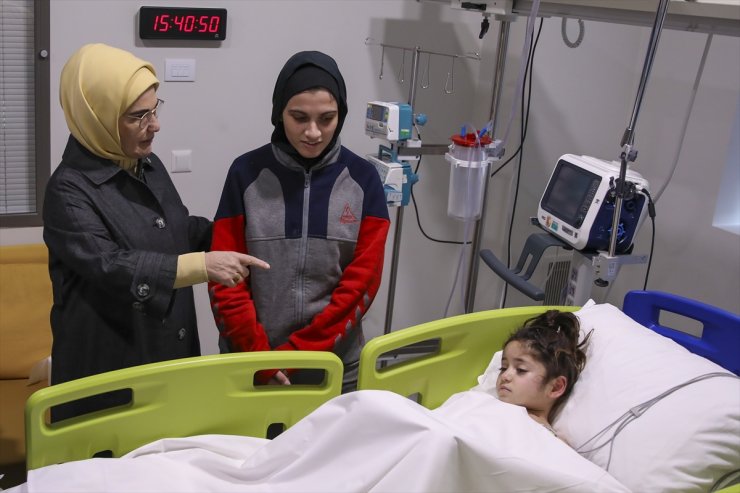 Turkish first lady visits pediatric patients transferred from Gaza